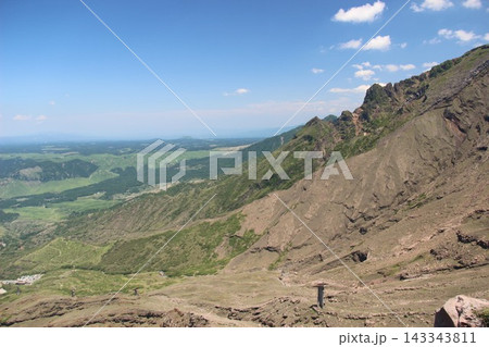 熊本県阿蘇山の高岳北面に切り立つ鋸歯状の鷲ヶ峰・虎ヶ峰と仙酔峡周辺のダイナミックな岩峰風景 熊本県阿蘇山の高岳北面に切り立つ鋸歯状の鷲ヶ峰・虎ヶ峰と仙酔峡周辺のダイナミックな岩峰風景 143343811