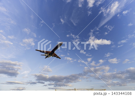 秋の夕暮れ　仙台空港に着陸する飛行機　27から　宮城県名取市 143344108