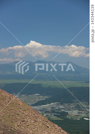 熊本県阿蘇山の火口東展望所や仙酔峡周辺から遠望する九重連山の美しい山並みと阿蘇のパノラマ風景 熊本県阿蘇山の火口東展望所や仙酔峡周辺から遠望する九重連山の美しい山並みと阿蘇のパノラマ風景 143344139