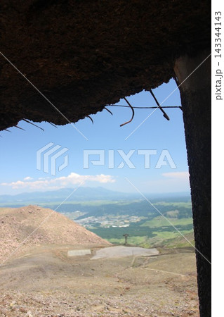 熊本県阿蘇山の火口東展望所や仙酔峡周辺から遠望する九重連山の美しい山並みと阿蘇のパノラマ風景 熊本県阿蘇山の火口東展望所や仙酔峡周辺から遠望する九重連山の美しい山並みと阿蘇のパノラマ風景 143344143