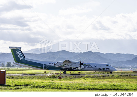 秋の仙台空港 タキシング中の飛行機 夕暮れの27から 宮城県名取市 秋の仙台空港 タキシング中の飛行機 夕暮れの27から 宮城県名取市 143344294