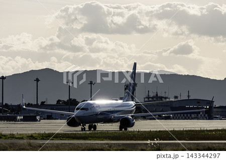 秋の仙台空港 タキシング中の飛行機 夕暮れの27から 宮城県名取市 秋の仙台空港 タキシング中の飛行機 夕暮れの27から 宮城県名取市 143344297