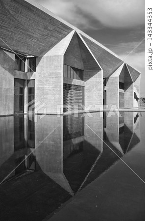 Brutalist Concrete Architecture With Strong Geometric Lines And Reflective Water Symmetry. 143344353
