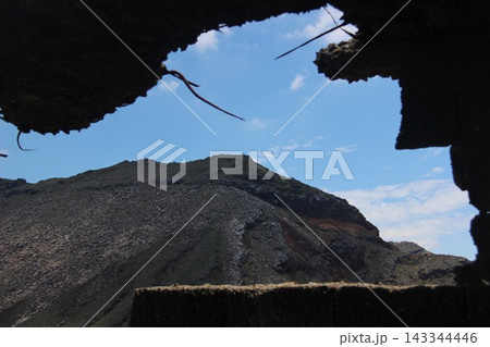 熊本県阿蘇山の火口東展望所や仙酔峡周辺から望む高岳・中岳のダイナミックな赤褐色岩稜風景 143344446