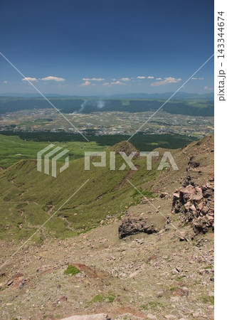 熊本県阿蘇山の楢尾岳から見渡す高岳北面の岩峰「鷲ヶ峰・虎ヶ峰」とダイナミックな山岳風景 熊本県阿蘇山の楢尾岳から見渡す高岳北面の岩峰「鷲ヶ峰・虎ヶ峰」とダイナミックな山岳風景 143344674