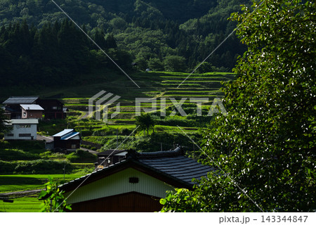 山あいの集落と棚田が広がる日本の里山風景 山あいの集落と棚田が広がる日本の里山風景 143344847