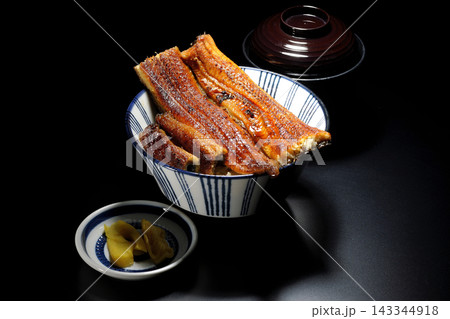 うな丼とお吸い物と香の物 143344918