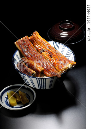 うな丼とお吸い物と香の物 143344925