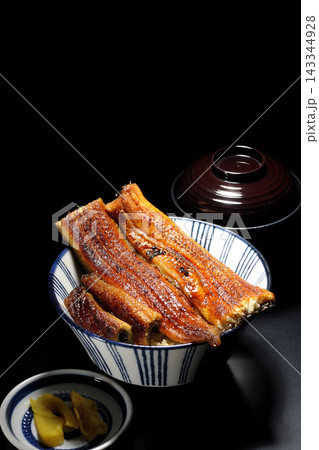 うな丼とお吸い物と香の物 うな丼とお吸い物と香の物 143344928