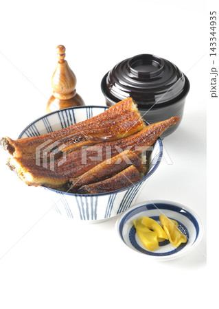 うな丼とお吸い物と香の物 143344935
