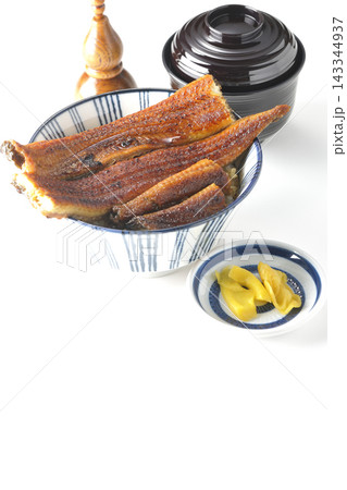 うな丼とお吸い物と香の物 143344937
