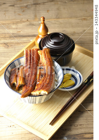 うな丼とお吸い物と香の物 うな丼とお吸い物と香の物 143344948
