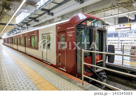 京都駅に停車中の近鉄8A系電車 京都駅に停車中の近鉄8A系電車 143345083