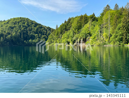 プリトヴィツェ湖群国立公園、コジャック湖の風景、世界遺産、5月下旬 プリトヴィツェ湖群国立公園、コジャック湖の風景、世界遺産、5月下旬 143345111