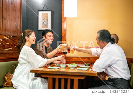 居酒屋で飲み会をする男女 居酒屋で飲み会をする男女 143345224