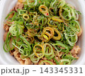 ネギが大量にトッピングされた牛丼 143345331