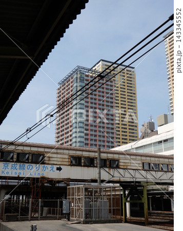 JR線日暮里駅から見た駅前の高層マンション JR線日暮里駅から見た駅前の高層マンション 143345552