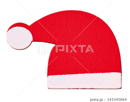 赤い木製サンタ帽型クリスマスオーナメント　白いポンポンと縁　白背景 143345664