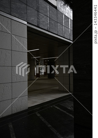 雨の汐留シオサイト 143346441