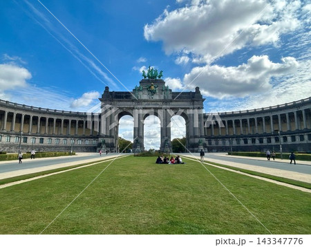 ベルギー、ブリュッセルのサンカントネール公園の壮大な勝利の門(Triumphal Arch) ベルギー、ブリュッセルのサンカントネール公園の壮大な勝利の門(Triumphal Arch) 143347776