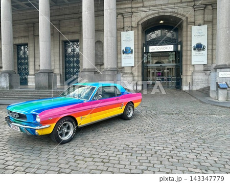 ベルギー、ブリュッセルのサンカントネール公園の自動車博物館と虹色のフォード マスタング ベルギー、ブリュッセルのサンカントネール公園の自動車博物館と虹色のフォード マスタング 143347779