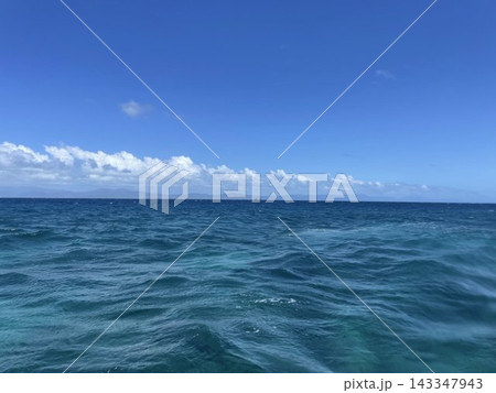 青空と入道雲が広がる水平線と青く波立つ海 青空と入道雲が広がる水平線と青く波立つ海 143347943