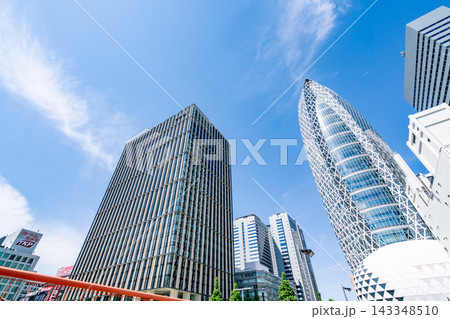 《東京都》日本の都市風景 大都市東京の高層ビル群を見上げる 143348510