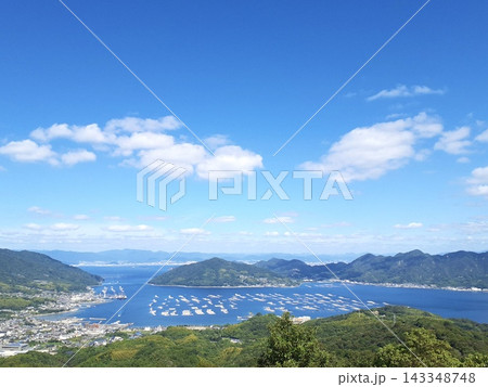 広島県江田島市 穏やかな湾内に浮かぶ牡蠣筏と青空の広大な景色 広島県江田島市 穏やかな湾内に浮かぶ牡蠣筏と青空の広大な景色 143348748