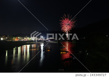 山口県岩国市の錦帯橋で8月の錦川水の祭典月間に催されるミニ花火と伝統の鵜飼の絶景夜景 143349727