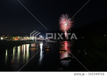 山口県岩国市の錦帯橋で8月の錦川水の祭典月間に催されるミニ花火と伝統の鵜飼の絶景夜景 143349728