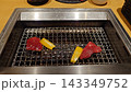 網の上で焼く肉 143349752