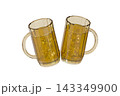 白背景で乾杯する2つの冷たいハイボールのジョッキ 143349900