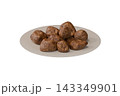 お皿に盛られた揚げたての鶏の唐揚げ 143349901