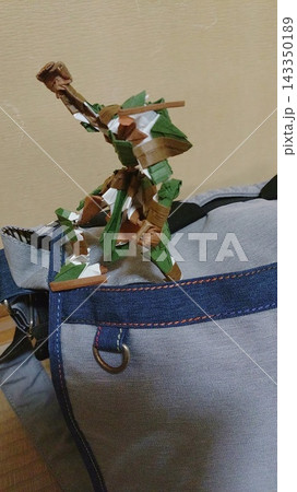 お出かけカバンに足を掛けるレンジャー風創作立体折り紙・躍動感のある人型作品 お出かけカバンに足を掛けるレンジャー風創作立体折り紙・躍動感のある人型作品 143350189