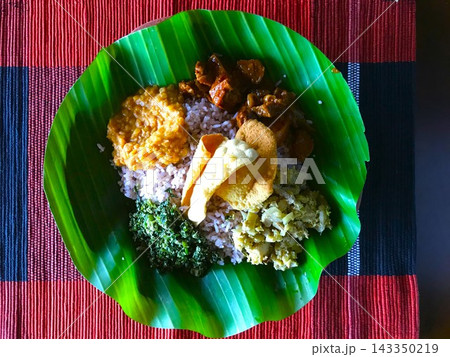 バナナの葉に載せられたスリランカカレー バナナの葉に載せられたスリランカカレー 143350219