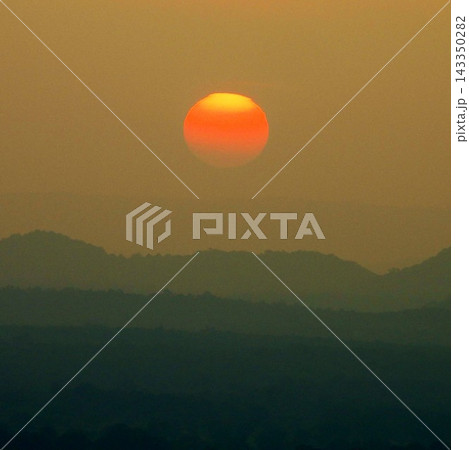 ピドゥランガラロックから見た夕陽 ピドゥランガラロックから見た夕陽 143350282