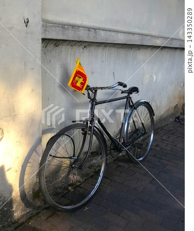 路上に止められた自転車 路上に止められた自転車 143350289