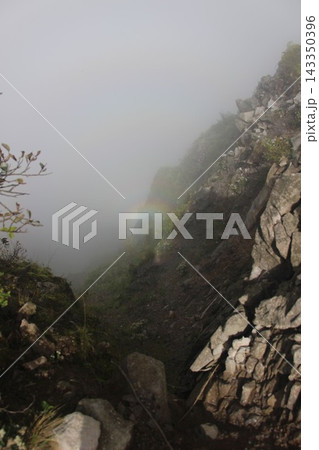 鳥取県の伯耆大山・三鈷峰の雲海と濃霧の中に浮かび上がる幻想的なブロッケン現象と人影 143350396