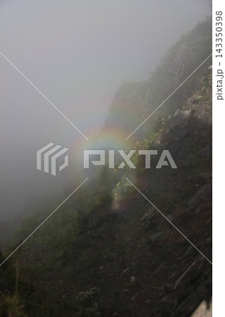 鳥取県の伯耆大山・三鈷峰の雲海と濃霧の中に浮かび上がる幻想的なブロッケン現象と人影 鳥取県の伯耆大山・三鈷峰の雲海と濃霧の中に浮かび上がる幻想的なブロッケン現象と人影 143350398