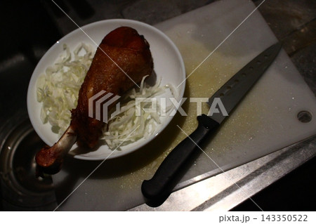 塩焼き グリルチキン 料理する 塩焼き グリルチキン 料理する 143350522