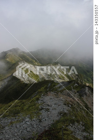 鳥取県の伯耆大山で霧に包まれる剣ヶ峰・天狗ヶ峰とP1636 象ヶ鼻・ユートピア避難小屋の美しい絶景 鳥取県の伯耆大山で霧に包まれる剣ヶ峰・天狗ヶ峰とP1636 象ヶ鼻・ユートピア避難小屋の美しい絶景 143350557
