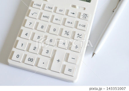 家計管理に使う電卓とボールペン 家計管理に使う電卓とボールペン 143351007