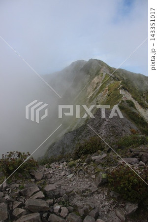 鳥取県の伯耆大山・三ノ峰から望む天狗ヶ峰と剣ヶ峰へと続く幻想的で美しいアルパインルートの絶景 鳥取県の伯耆大山・三ノ峰から望む天狗ヶ峰と剣ヶ峰へと続く幻想的で美しいアルパインルートの絶景 143351017
