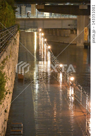 雨の夜の運河沿い遊歩道 雨の夜の運河沿い遊歩道 143351081