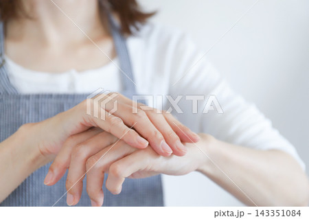 ハンドケアをする主婦の手元 ハンドケアをする主婦の手元 143351084