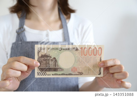 1万円札を持つ主婦 1万円札を持つ主婦 143351088