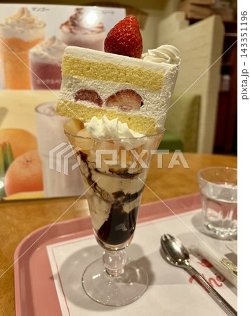 ショートケーキとパフェの融合 ショートケーキとパフェの融合 143351196