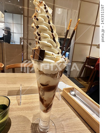スペシャルチョコレートパフェ スペシャルチョコレートパフェ 143351197