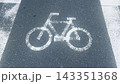 アスファルトに描かれた自転車横断帯の道路標示 143351368