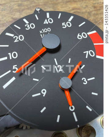 自動車用タコメーターとアナログ時計のコンビネーションメーター 自動車用タコメーターとアナログ時計のコンビネーションメーター 143351426